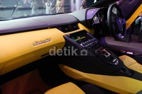 Kesan mewah juga tergambar dalam interior dengan pemilihan kulit terbaik semi-aniline, dimana kulit terbaik ini juga hanya digunakan edisi ke-50 Aventador saja.