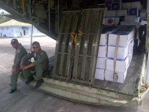 TNI AU Salurkan Bantuan Makanan dan Tenda untuk Filipina
