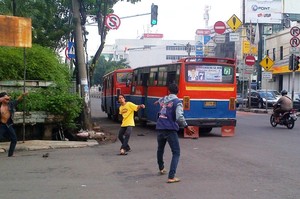 Duel Kenek Metromini 75 di Buncit, Keluarkan Celurit dan Batu