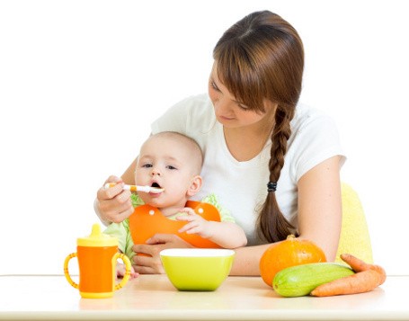 Yuk, Ajari si Kecil Makan Sendiri dengan Tahapan Ini!