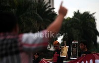Massa Aliansi Masyarakat Sipil untuk Toleransi melakukan aksi damai memperingati Hari Toleransi Internasional.