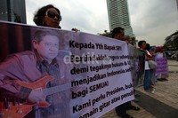 Dalam aksinya, mereka membawa berbagai spanduk salah satunya bergambar SBY.