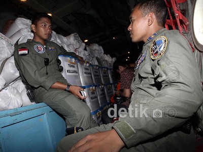 TNI AU Salurkan Makanan dan Tenda untuk Filipina