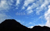 Keindahan pemandangan alam yang terpancar luar biasa, terlihat jelas dari atas puncak Batu Malang, Jawa Timur, Sabtu (16/11) pagi.