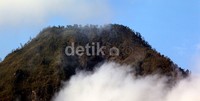 Kota ini dikelilingi Gunung Panderman, Gunung Banyak, Gunung Welirang, Gunung Bokong dengan potensi daya tarik wisata yang beraneka ragam.