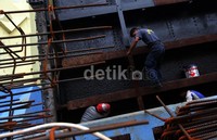 Pekerja melakukan perawatan pintu air Manggarai, Jakarta Pusat, Jumat (15/11/2013).