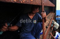 Pintu Air yang dibangun sejak puluhan tahun lalu ini di cat kembali agar terlihat lebih bagus.