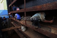 Sebelumnya, karat-karat yang menempel di pintu air tersebut dibersihkan.