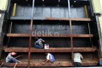 Sebagai tampak telah dicat warna hitam, sementara bagian bawahnya masih dibersihkan dari karat.