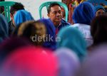 Kunjungi Warga Kramat, Zulkifli Hasan Makan Gemblong