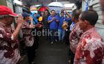 Kunjungi Warga Kramat, Zulkifli Hasan Makan Gemblong