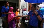 Kunjungi Warga Kramat, Zulkifli Hasan Makan Gemblong