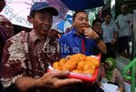 Kunjungi Warga Kramat, Zulkifli Hasan Makan Gemblong
