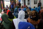 Kunjungi Warga Kramat, Zulkifli Hasan Makan Gemblong
