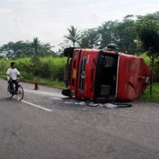 Gara-gara Jalanan Licin, Truk BBM Pertamina Terbalik