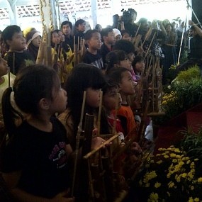 Hari Angklung, Halo-halo Bandung Serentak Dimainkan di 10 Titik