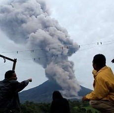 Gunung Sinabung Kembali Erupsi Malam Ini