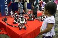 Para peserta ditantang untuk menyelesaikan pembuatan robot dari Lego dengan beragam tingkat kesulitan. Lamhot Aritonang/detikFoto