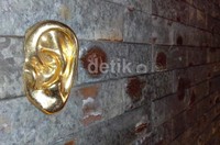 Salah satu karya seniman Indonesia Agus Suwage yang membuat karya seni sebuah tembok dan daun telingga yang mengeluarkan berbagai suara yang berkaitan dengan ciri khas masyarakat muslim.