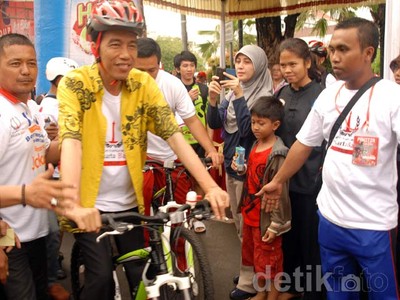 Jokowi Bersama Warga Gowes Sepeda Santai