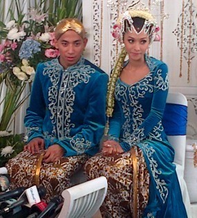 Grogi Saat Menikah, Poppy Bunga Muntah-muntah