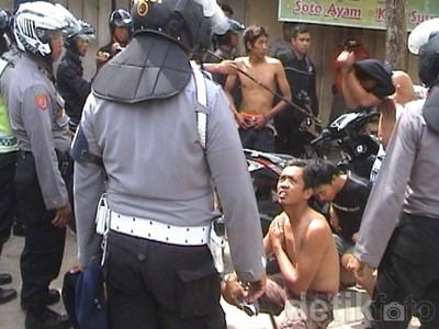 Konvoi Perguruan Silat Saling Lempar Batu