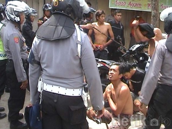 Konvoi Perguruan Silat Saling Lempar Batu