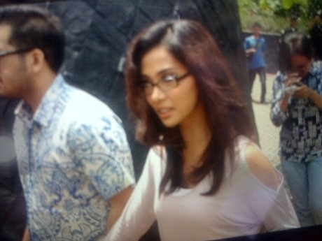 Artis Nadya Mulya Jenguk Ayahnya di Rutan KPK