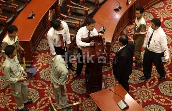 Polisi Buru 6 Pelaku Perusakan di Gedung MK