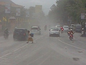Abu Merapi Selimuti 5 Kota, Terbawa Angin hingga 60 Km