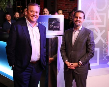 Jack Tretton (kiri) Presiden dan CEO Sony Computer Entertainment America dan Andrew House (kanan) Presiden Sony Computer Entertainment. (kredit foto: Getty Images)