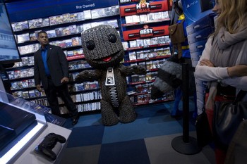 Karakter Sackboy dari game video LittleBigPlanet menyambut para pengunjung dan fans Sony PlayStation 4. (kredit foto: Getty Images)