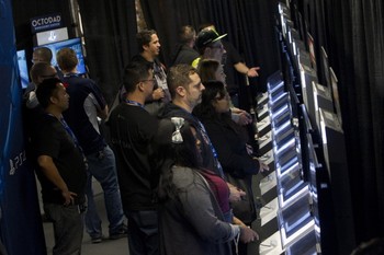 Para pengunjung saat mencoba PS 4. (kredit foto: Getty Images)