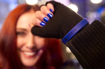 Sebuah gelang berlogo PS 4 dipakai para pengunjung yang menghadiri acara peluncuran tersebut. (kredit foto: Getty Images)