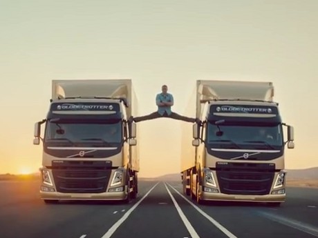 Aksi Gila Van Damme Split di 2 Truk yang Sedang Berjalan Mundur