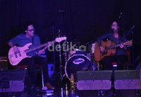 Tak hanya musik, dari segi penampilan Endah N Rhesa pun tampil kompak, mengenakan atasan berwarna abu-abu dipadu dengan celana panjang hitam. Gusmun/detikHOT.