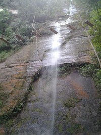 Jembatan Flying Fox melintasi air terjun Lembah Harau. Sebelum bermain meluncur dengan flying fox, para pengguna diharuskan melalui jembatan ini terlebih dahulu untuk mencapai tempat yang tinggi di sisi satunya (Fayyas/detikTravel)