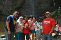 Narsis bareng keluarga dan saudara di kaki air terjun Lembah Harau (Fayyas/detikTravel)