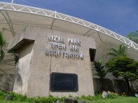 Rizal Park menjadi tempat berkumpulnya muda-mudi yang tinggal di Manila. Di taman ini terdapat Open Air Auditorium, Childrens Playground, Concert at the Park, Manila Ocean Park, juga Manila Planetarium (Sastri/detikTravel)