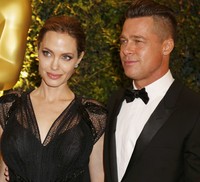 Angelina Jolie dan Brad Pitt terlihat serasi di acara Academy of Motion Picture Arts and Sciences Governors Awards pada (16/11/2013) di Hollywood, California. REUTERS/Fred Prouser.