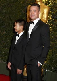 Brad Pitt dan Maddox tampil mengenakan setelan tuxedo yang necis. REUTERS/Fred Prouser.