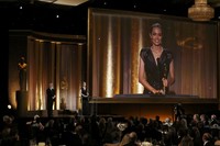 Angelina Jolie terlihat berseri-seri saat memberikan pidatonya di atas podium. REUTERS/Fred Prouser.