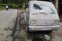 Abu vulkanik Merapi tampak jelas menempel di kendaraan bermotor milik warga.