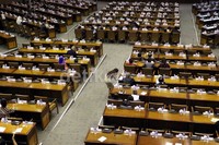 Namun sejumlah anggota DPR mulai berdatangan setelah sidang paripurna dimulai.