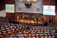 Sampai saat ini anggota DPR masih terus berdatangan ke ruang paripurna DPR di Gedung Nusantara II.