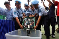 Petugas memasukan ratusan barang elektronik ke dalam air di Lapas Salemba, Jakarta Pusat, Senin (18/11/2013).