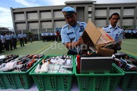 Ratusan barang elektronik ini merupakan hasil penggeledahan yang dilakukan oleh petugas dilingkungan lapas/rutan di DKI Jakarta.