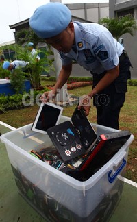 Barang-barang yang dimusnahkan berupa HP berbagai merek, laptop dan dvd player.
