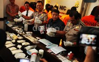     Wakapolda Metro Jaya Brigjen (Pol) Sujarno (kedua kiri) didampingi Kabid Humas Polda Metro Jaya Kombes Pol Rikwanto (kanan), Direktur Narkoba Polda Metro Jaya Kombes Nugroho Aji (tengah) menggelar barang bukti di Mapolda Metro Jaya, Senin (18/11/2013).