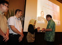 Akbar Tandjung memberikan beasiswa secara simbolis kepada mahasiswa. Lamhot Aritonang/detikFoto.